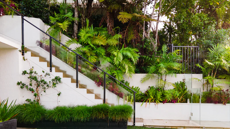 Jardín con césped artificial junto a una casa