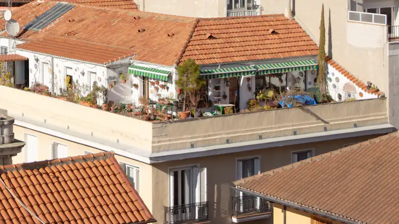 Terraza comunitaria entre tejados