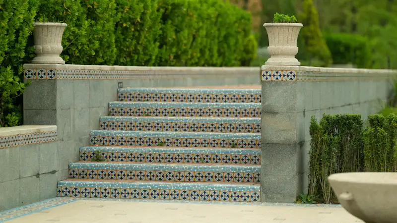 Escalera de jardín entre setos recortados