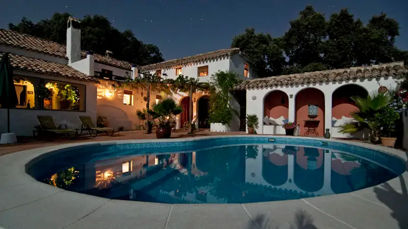 Piscina de una casa mediterránea al anochecer
