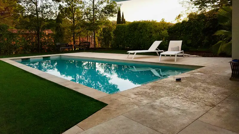 Piscina privada con jardín y tumbonas