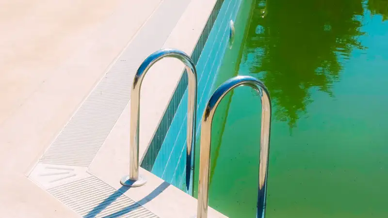 Piscina con el agua verde por algas