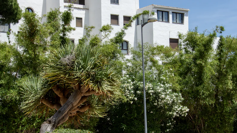 Comunidad de vecinos con zonas verdes